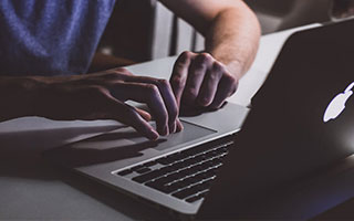 默契十足！梅西全程背对球门，随后脚后跟做球助攻苏亚雷斯