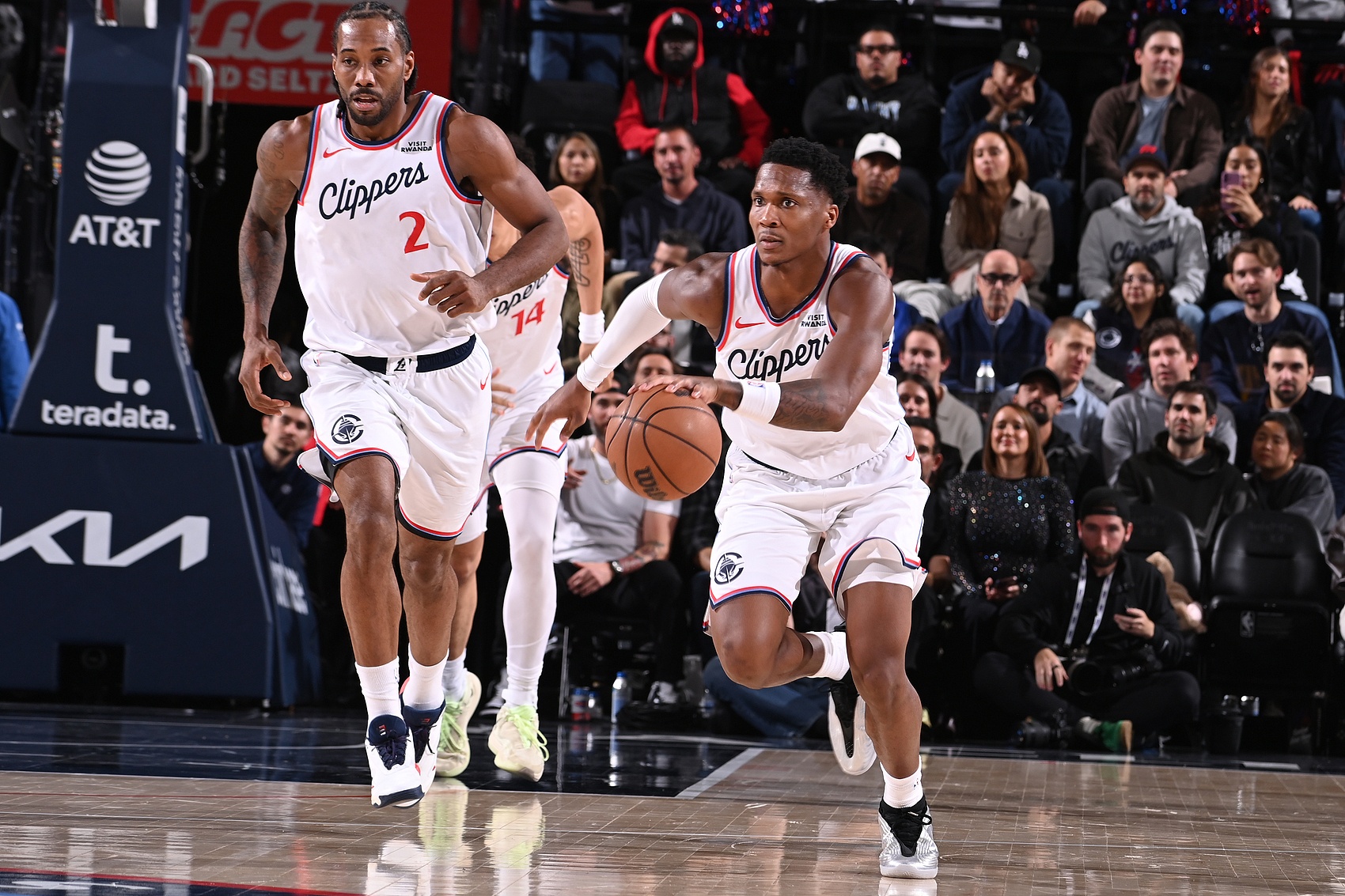 开云体育平台在线-用83天创造奇迹！快船交易后并未放弃 两大新援成战神卡左膀右臂